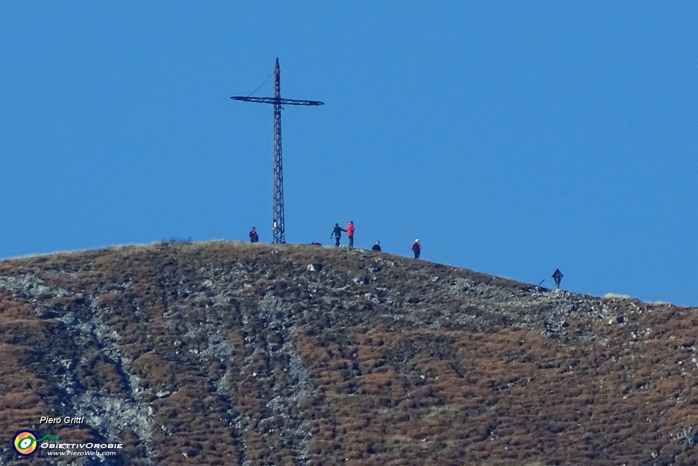 25 Maxi zoom sulla croce del Monate Cavallo (2323 m).JPG